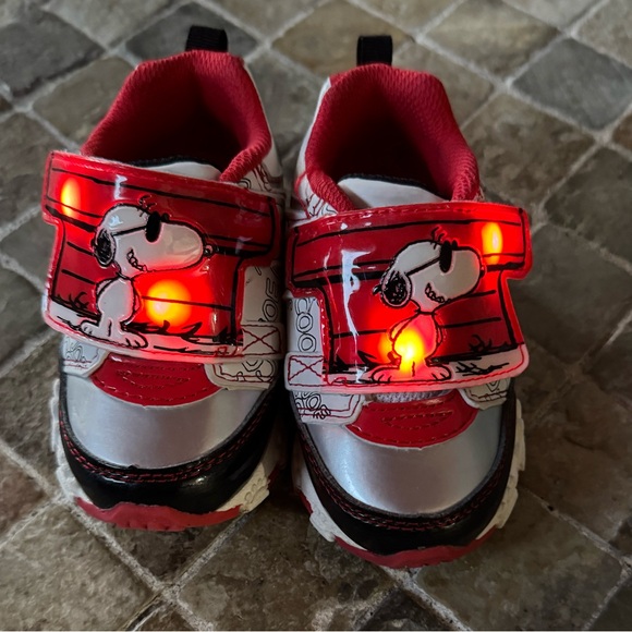 Snoopy light up shoes - Picture 4 of 8